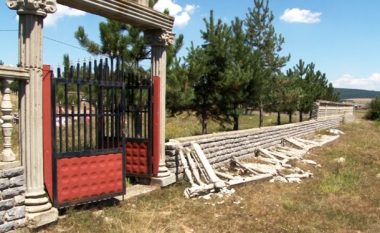 ​Policia po heton dëmtimin e rrethojave në varrezat e dëshmorëve në fshatin Tërstenik