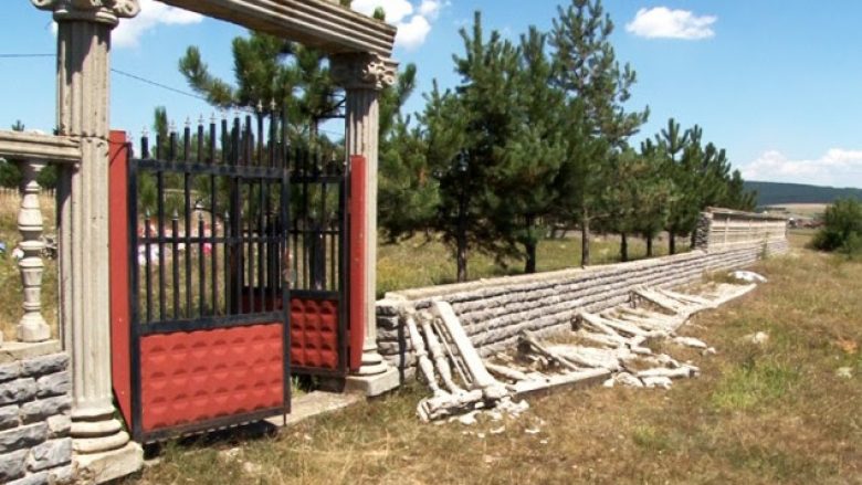 ​Policia po heton dëmtimin e rrethojave në varrezat e dëshmorëve në fshatin Tërstenik