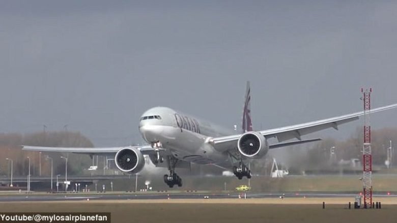 Aeroplanët mezi arrijnë të aterrojnë në pistë nga erërat e forta, lëviznin majtas e djathtas sikur të ishin lodra për fëmijë (Foto/Video)