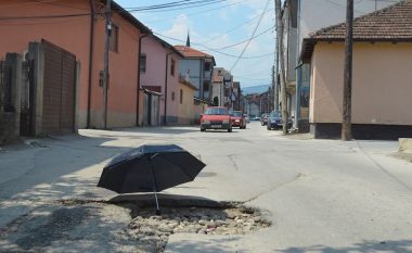 ”Turpin e Teuta Arifit nuk mund ta mbulojnë as çadrat” (Foto/Video)