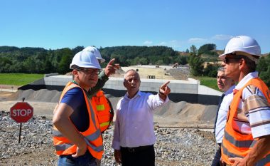 Ministri Zharku inspektoi punimet në Autostradën “Arbër Xhaferi” (Foto)