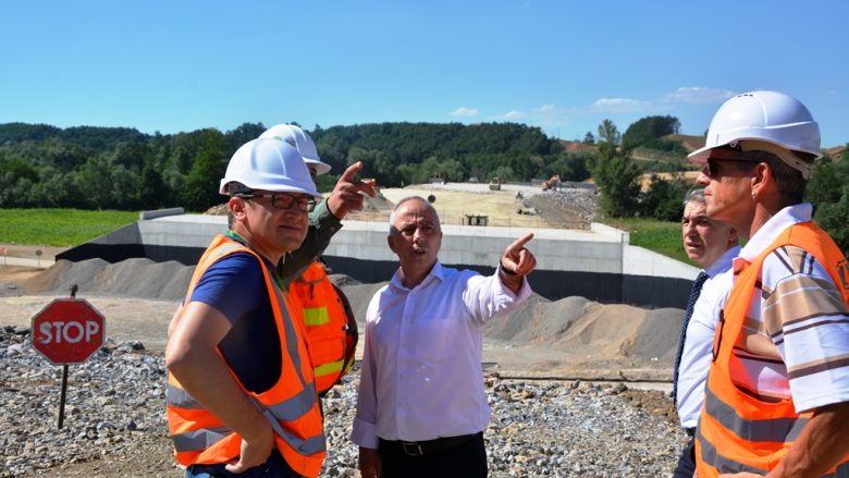 Ministri Zharku inspektoi punimet në Autostradën “Arbër Xhaferi” (Foto)