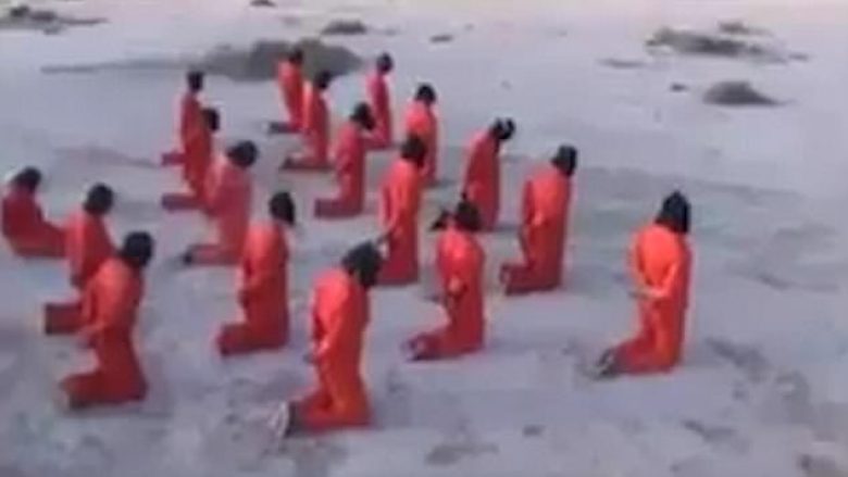 Të veshur me rroba ngjyrë portokalli dhe sy të mbyllur: Pamjet e tmerrshme të ekzekutimit të 18 “luftëtarëve të ISIS-it” (Video,+18)