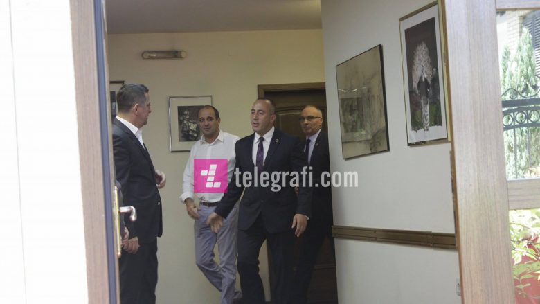 Merr mbështetjen për kryeministër, publikohen pamjet e takimit të Haradinajt me familjen Rugova (Video)