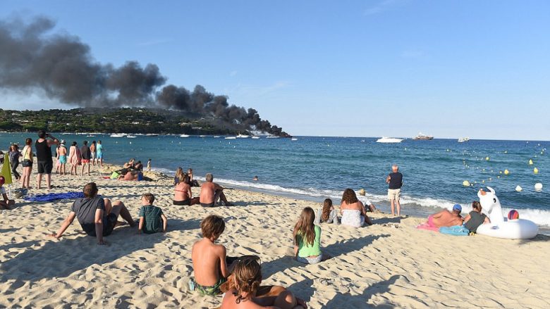 Turistët publikojnë momentin kur një jaht luksoz përfshihet nga zjarri (Video)