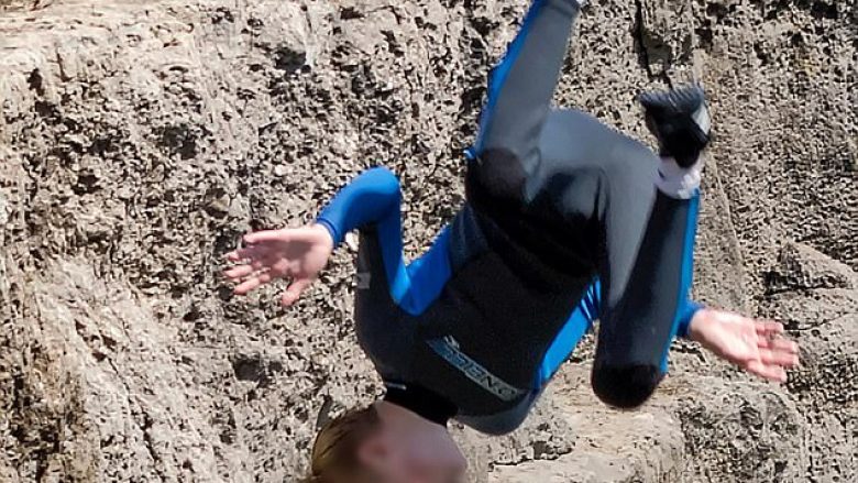 Adoleshenti gati e pësoi keq kur u hodh në det nga shkëmbi i lartë (Foto)