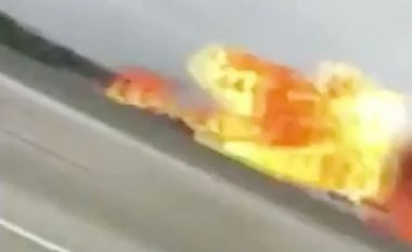 Dramatike: Aeroplani bie në autostradë, shmanget përplasja dhe përhapja e flakëve në vetura (Video, +16)