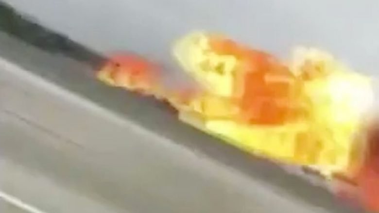 Dramatike: Aeroplani bie në autostradë, shmanget përplasja dhe përhapja e flakëve në vetura (Video, +16)