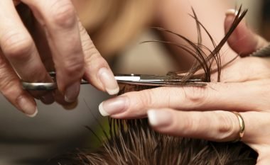Ankohet për prerjen e flokëve, rrahet brutalisht nga stilistet e sallonit (Video)