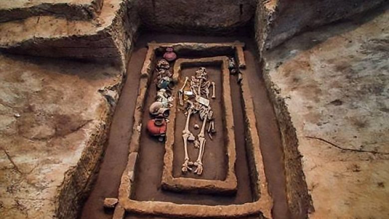 Arkeologët zbulojnë skeletet njerëzore me përmasa shumë të mëdha (Video)