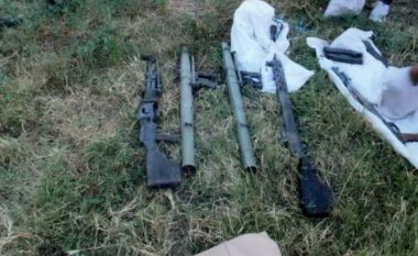Policia konfiskon armë të ndryshme në fshatin Bllacë, afër rrugës për në Kosovë (Video)