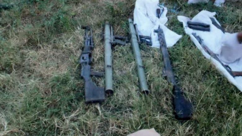 Policia konfiskon armë të ndryshme në fshatin Bllacë, afër rrugës për në Kosovë (Video)