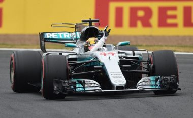 Mercedes dominon në Silverstone