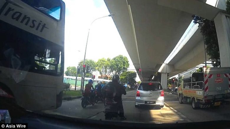 Autobusi përplasi grupin e motoçiklistëve që po prisnin në semafor (Video)