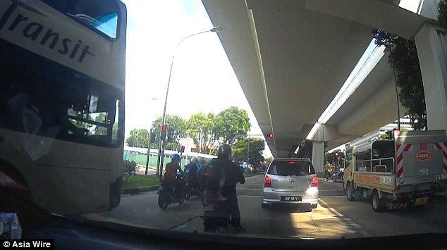 Autobusi përplasi grupin e motoçiklistëve që po prisnin në semafor (Video)