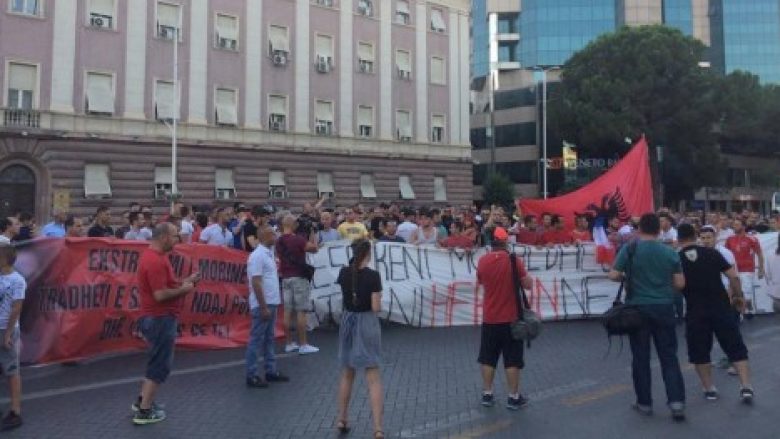 Protesta para Kryeministrisë shqiptare: Nëse keni dinjitet dhe jeni shtet, kthejeni heroin në shtëpi (Foto)