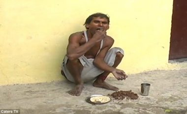 Baltë dhe copëza të tullave, “specialiteti” që indiani e ha çdo ditë për 17 vjet (Video, +18)