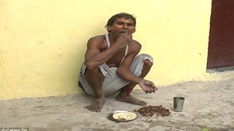 Baltë dhe copëza të tullave, “specialiteti” që indiani e ha çdo ditë për 17 vjet (Video, +18)