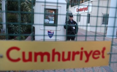Gazetarët dalin para gjyqit në Turqi
