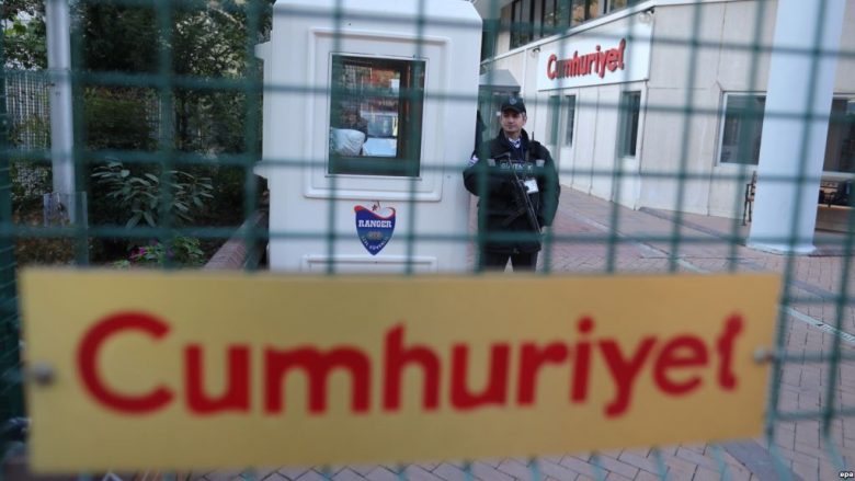 Gazetarët dalin para gjyqit në Turqi