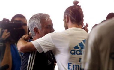Mourinho nuk harron të kaluarën, dhuron përqafime të ngrohta për lojtarët e Realit (Video)