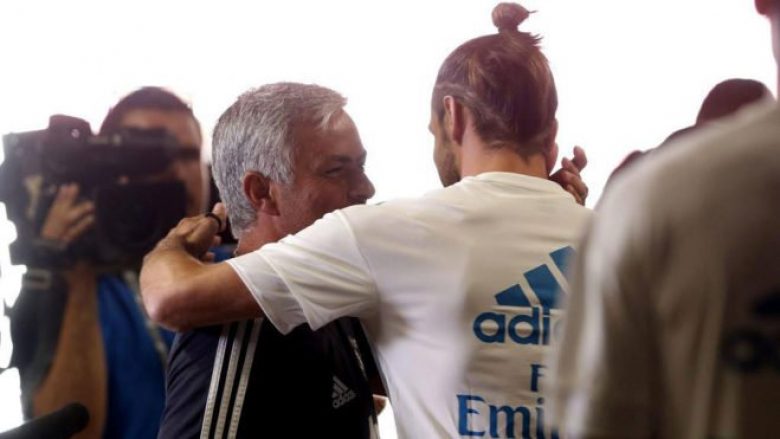 Mourinho nuk harron të kaluarën, dhuron përqafime të ngrohta për lojtarët e Realit (Video)