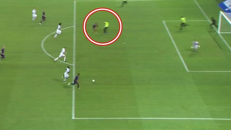 Një tifoz i Nicës futet në zonën e rreptësisë teksa Ajaxi kishte rast për gol (Video)