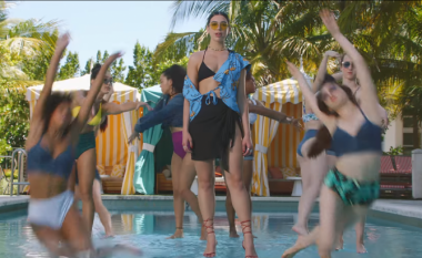 Dua Lipa shpjegon se si “eci mbi ujë” në klipin e saj të ri “New Rules” (Video)