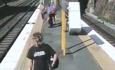 Deshi të kursente duke transportuar frigoriferin me tren, shumë probleme dhe sërish prapa (Video)