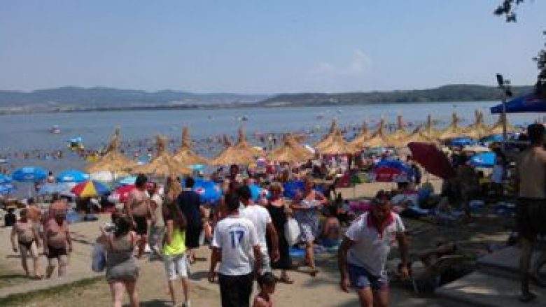 Qyteti i Dojranit i mbushur me turistë, përgatitet për festivalin e peshkut dhe venës