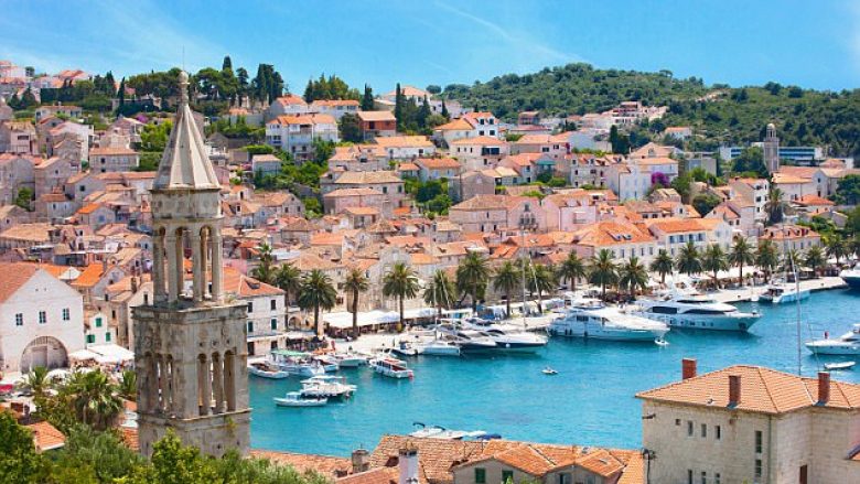 Dënohen deri në 700 euro, turistët që pinë dhe zhvishen në qendrën e ishullit kroat (Foto)