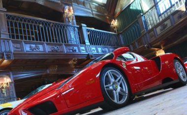 Ferrari i rrallë, i parkuar në garazhin më të mahnitshëm që keni parë (Video)