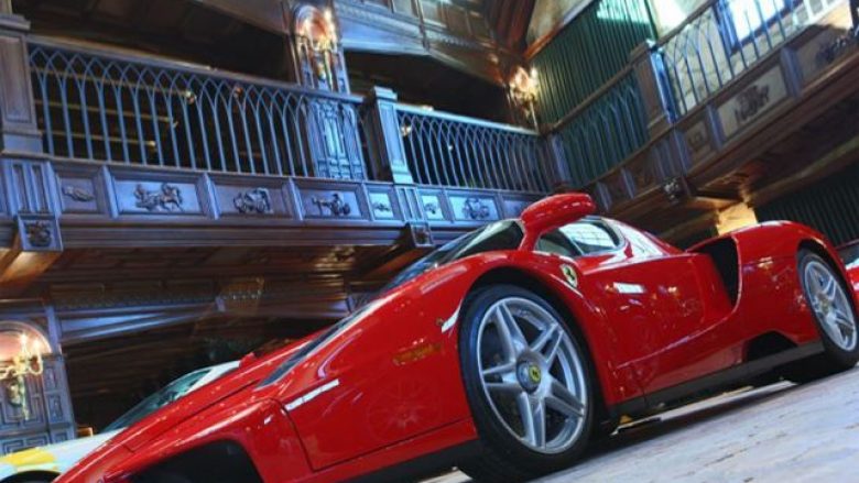 Ferrari i rrallë, i parkuar në garazhin më të mahnitshëm që keni parë (Video)