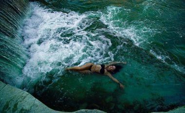 Mes dallgëve të ujëvarës dhe shkëmbinjëve të Mirushës, Flaka shfaqet atraktive dhe provokuese në bikini (Foto)