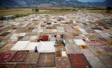 Fusha e shtuar me tepihë, atraksion i ri turistik në Turqi (Foto)