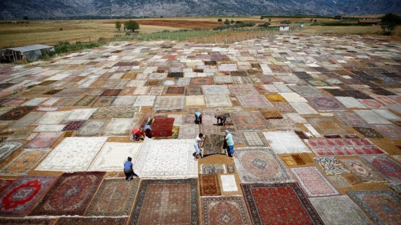 Fusha e shtuar me tepihë, atraksion i ri turistik në Turqi (Foto)