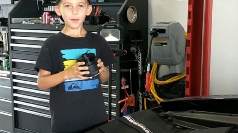 Fëmija pesëvjeçar ndërron pa problem vajin e Lamborghini Gallardo (Video)