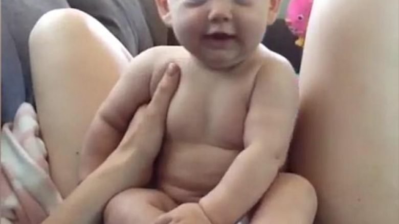 Fëmija tre muajsh imiton fjalët që ia tha nëna (Video)