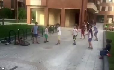 Fëmijët imtojnë festivalin spanjoll, në vend të demit ndiqen nga një qen i vogël (Video)