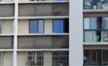 Fëmijët qëndruan përjashta dritareve që ndodhen në katin e 11-të (Video)