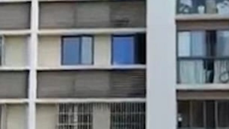Fëmijët qëndruan përjashta dritareve që ndodhen në katin e 11-të (Video)