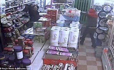 Grabitësi i armatosur u zmbraps pasi shitësi e qëlloi me shishe birre (Video, +16)