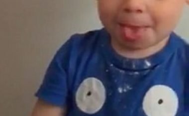 Grimasat qesharake të vogëlushit që provoi lëngun e limonit për herë të parë (Video)