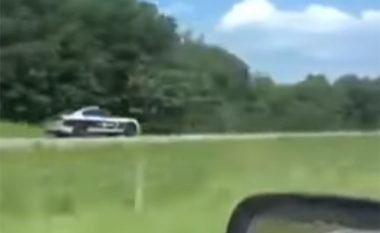 Jep dorëheqje polici që voziti në drejtim të kundërt, në tentimin për të ndalë garat ilegale (Video)