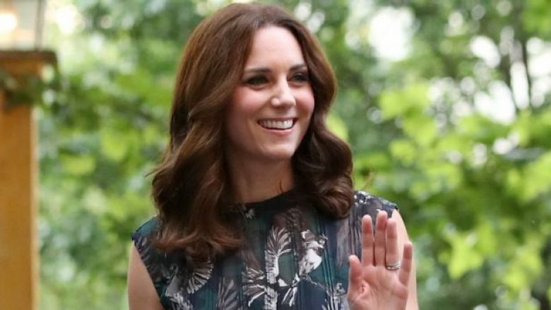 Fustani i Kate Middleton fshihte një detaj të vogël, por domethënës (Foto)