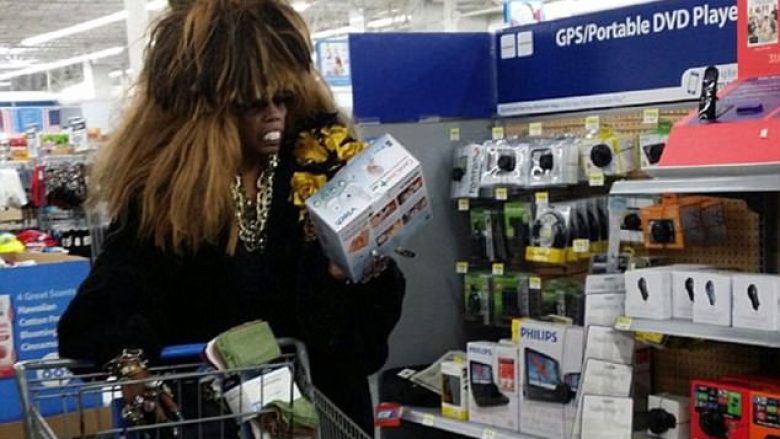 Klientët më “ekstravagantë” që janë parë në supermarkete (Foto)
