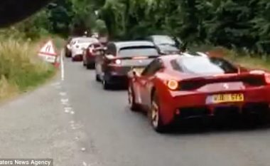 Kolona me 36 Ferrari, që së bashku arrijnë vlerën e tetë milionë eurove (Video)