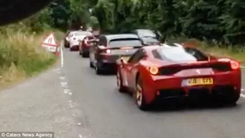 Kolona me 36 Ferrari, që së bashku arrijnë vlerën e tetë milionë eurove (Video)