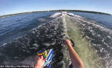Kompletoi Kubin e Rubikut derisa tërhiqej me ski mbi ujë (Video)