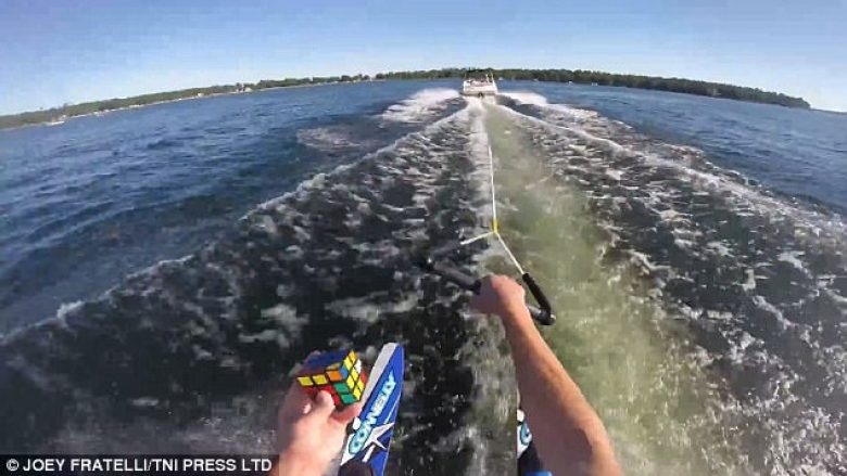 Kompletoi Kubin e Rubikut derisa tërhiqej me ski mbi ujë (Video)